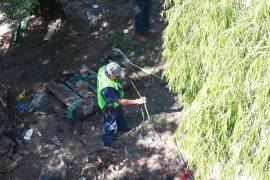Personal municipal retira maleza y escombro del arroyo del Cerro del Pueblo para evitar obstrucciones y prevenir inundaciones.