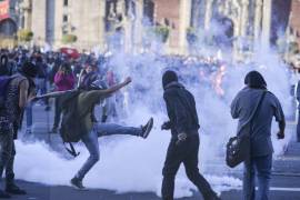 Un grupo de jóvenes se enfrentaron con granaderos de la Policía Federal en las inmediaciones de Palacio Nacional y la Suprema Corte de Justicia de la Nación