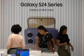 Personas visitan una tienda de Samsung Electronics, en Seúl, Corea del Sur.