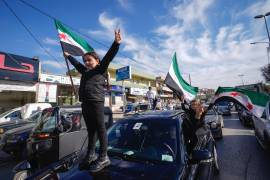 Los sirios celebran la caída del gobierno de Bashar Assad en la ciudad de Bar Elias, Líbano, cerca de la frontera con Siria