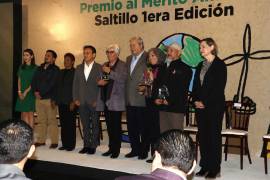 El alcalde José María Fraustro Siller entregó el Premio al Mérito Ambiental Saltillo 1ª Edición, a Eglantina Canales Gutiérrez, a Profauna y a la Universidad Tecnológica de Saltillo, Unidad Derramadero.