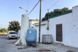 Saltillo: vecino usa calle como bodega dejando montacargas y estructura metálica