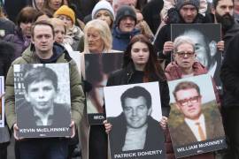 Personas participa en una marcha para conmemorar el 50 aniversario de los tiroteos del “Domingo Sangriento” en Londonderry, Irlanda del Norte. AP/Peter Morrison
