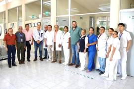 Carlos Villarreal y Faustino Aguilar Arocha inspeccionan las instalaciones de un centro de salud en Monclova.