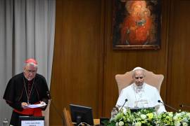 El cardenal Pietro Parolin (i) habla junto al papa León XIV durante la presentación de la primera encíclica del papa, “Magnifica humanitas”, en la Ciudad del Vaticano.