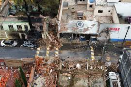 Una comisaría municipal, en la imagen superior, y otros edificios resultan dañados tras la explosión de un coche bomba la noche anterior en Ojocaliente, en el estado de Zacatecas, México.