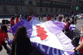 Mujeres del colectivo Menstruación Digna Mx en una protesta en el Zócalo capitalino para exigir al gobierno federal la promulgación de una ley que retire el impuesto del IVA a los productos de higiene íntima femenina.