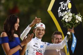 Isaac del Toro celebra en París con el maillot blanco tras completar una actuación memorable en su primer Tour de Francia.