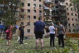 Residentes de Kursk observan los daños causados por los ataques que lanzó Ucrania en días pasados.