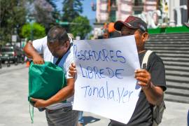 Pescadores mostraron redes manchadas por crudo y denunciaron que autoridades federales les niegan apoyos bajo el argumento de que no se registraron ante dependencias del sector