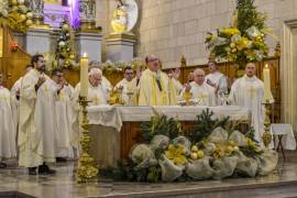 Los obispos Hilario González y Raúl Vera, encabezaron la celebración eucarística del inicio del Año Jubilar, en la Catedral de Saltillo.