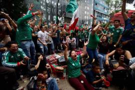 Cientos de personas acudieron el día de ayer a ver el partido inaugural del Mundial de la selección mexicana en negocios de comida y bares.
