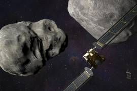 La sonda DART de la NASA (d) en el sistema Didymos antes del impacto con el asteroide Dimorphos, a la izquierda. Se espera que DART se estrelle en el asteroide el lunes 26 de septiembre.