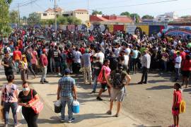 Migrantes centroamericanos en compañía de sus hijos solicitan a las autoridades visas humanitarias para su estancia legal en el país, el 17 de marzo de 2022, en la ciudad de Tapachula, estado de Chiapas (México).