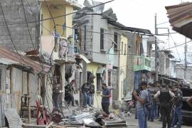La policía revisa el lugar donde ocurrió una explosión en el barrio de Cristo del Consuelo, el domingo 14 de agosto de 2022, en Guayaquil, Ecuador.