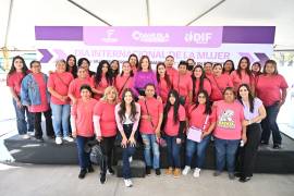 La alcaldesa Sara Irma Pérez Cantú inaugura el evento en compañía de líderes comunitarias y autoridades locales