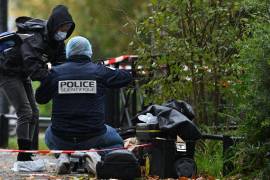 Investigadores forenses buscan pruebas tras un tiroteo en Trappes, a las afueras de París, el viernes 23 de octubre de 2026.