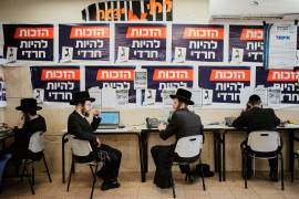 Hombres judíos ultraortodoxos trabajan en la sede del partido Judaísmo Unido de la Torá (Yahadut HaTorah) durante las elecciones generales de Israel en Jerusalén, el martes 27 de octubre de 2026.