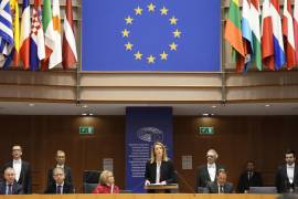 La presidenta del Parlamento Europeo, Roberta Metsola (centro derecha) se dirige al pleno del Parlamento Europeo antes del Día de Conmemoración del Holocausto en Bruselas.