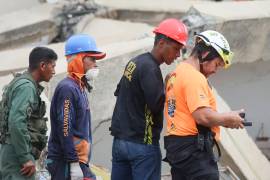 Rescatistas participan en el operativo de búsqueda de un menor de 9 años tras los terremotos en Venezuela en Caraballeda, La Guaira.