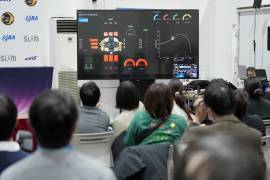 Los periodistas ven una transmisión en vivo de la operación de alunizaje realizada por la nave espacial Smart Lander for Investigating Moon en el campus Sagamihara de JAXA en Sagamihara, cerca de Tokio.