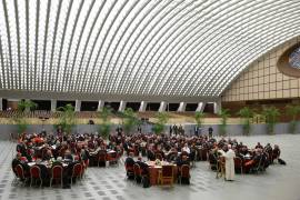 El Papa León XIV durante la primera sesión del Consistorio Extraordinario en el Aula Pablo VI, Ciudad del Vaticano, el 26 de junio de 2026.