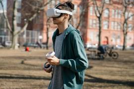 Aunque surgieron como dispositivos de uso doméstico, cada vez es más común ver a personas con lentes de realidad aumentada o mixta en entornos públicos, como la calle.