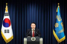 Una imagen proporcionada por la Oficina del Presidente de Corea del Sur muestra al presidente surcoreano Yoon Suk Yeol declarando la ley marcial en un discurso de emergencia transmitido por televisión desde la oficina presidencial en Seúl, Corea del Sur, el 03 de diciembre de 2024.