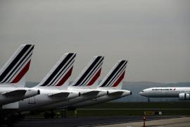 Aviones de Air France están estacionados en la pista del aeropuerto Charles de Gaulle de París, en Roissy el 17 de mayo de 2019.