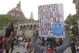 GUADALAJARA, JALISCO. 18OCTUBRE2026.- Cientos de ciudadanos jaliscienses se manifestaron por segundo domingo consecutivo, esto para protestar por la mala calidad del agua que esta llegando a los hogares tapatíos, algunos ciudadanos causaron desmanes en algunos comercios que se encontraban durante el trayecto del Parque Juárez hasta Palacio de Gobierno, así como en el mismo. FOTO: FERNANDO CARRANZA GARCIA / CUARTOSCURO.COM