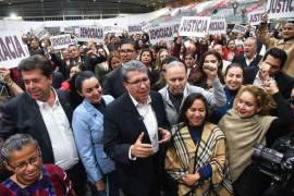 El coordinador de Morena en la Cámara de Diputados, Ricardo Monreal, y la bancada del partido, celebran la resolución