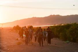 Los migrantes caminan por el Río Grande en busca de un lugar para cruzar la frontera entre Estados Unidos y México, en Ciudad Juárez, México, el 4 de junio de 2024.