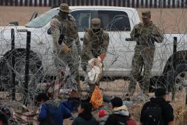 Líder religioso reportó que miles de migrantes se han atrevido a cruzar y quedan heridos.
