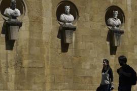 Turistas vistan el “Jardín de los Reyes” en la catedral de Oviedo, España.