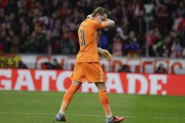 El portero del Tottenham Antonín Kinský se cambia durante el juego de Ida de Octavos de Final entre Atlético de Madrid y el cuadro inglés.