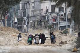 Los residentes del campo de refugiados Nur Shams, en Cisjordania, evacúan sus hogares mientras el Ejército israelí continúa su operación en la zona. FOTO: