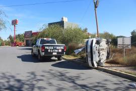 Un Volkswagen Jetta terminó volcado en un terreno municipal tras el aparatoso accidente ocurrido en la colonia Doctores.