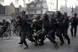 Agentes de la policía francesa detienen a un manifestante durante una protesta contra el aumento del costo de vida y los recortes en los servicios públicos, en París, Francia, el 17 de octubre de 2026.