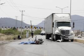 Motociclista maneja en contra, choca contra tráiler y muere en Ramos Arizpe