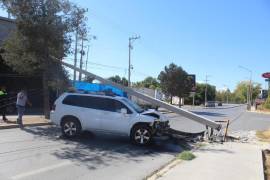 Dos postes adicionales quedaron sobre la circulación luego de que el cableado fuera jalado por el impacto.