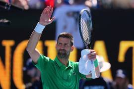 Novak Djokovic celebra su victoria en segunda ronda del Australian Open, resultado que lo instaló en la tercera fase del torneo en Melbourne Park.
