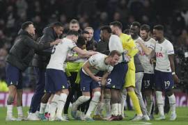 Los jugadores del Tottenham festejan con su goleador Harry Kane tras la victoria sobre el Manchester City.
