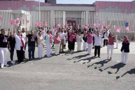 Decenas de mujeres formaron un lazo rosa en la Unidad de Detección de Cáncer de Mama del IMSS.