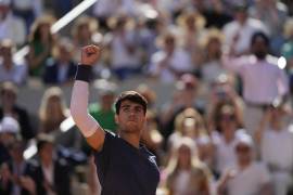 La persistencia de Carlos Alcaraz se refleja mientras lucha contra Jannik Sinner en un partido que abarca cinco sets en la arcilla roja de Roland Garros.