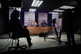 Jorge Luis González, exdirector del periódico independiente Tribuna, a la izquierda, y el periodista Lorenzo Chim Caamal conducen el programa Expediente en Campeche, México, el jueves 17 de septiembre de 2026.
