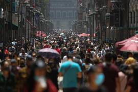 Miles de capitalinos se aglomeran al caminar por la calle de Madero, en el Centro Histórico de la Ciudad de México.