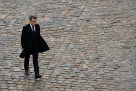 El presidente de Francia Emmanuel Macron camina después de una ceremonia en París.