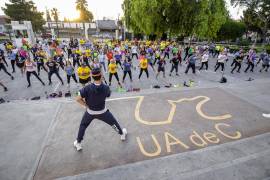 Cada tarde, la explanada de la UAdeC cobra vida con cientos de personas dispuestas a ejercitar cuerpo y espíritu en comunidad. FOTOS: OMAR SAUCEDO