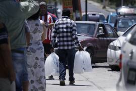 Debido a la ola de calor que azota a la ciudad, la venta de hielo se ha disparado.