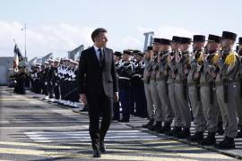 El presidente francés, Emmanuel Macron, pasa revista a las tropas durante su visita a la base naval de submarinos nucleares de Ile Longue en Crozon, Francia.